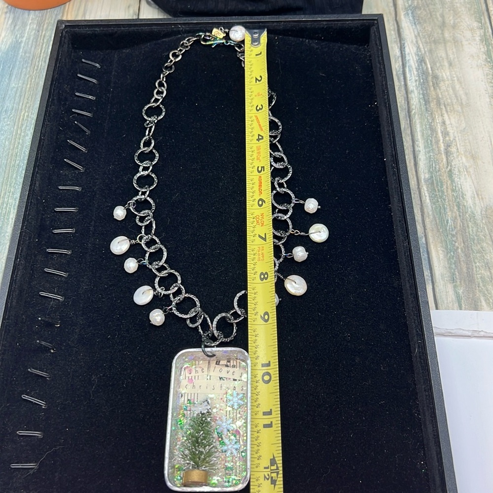 ⭐️Adorned Crown Jewelry assemblage she loves Christmas shadow box necklace - Picture 8 of 11